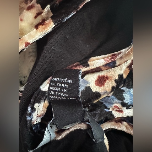 Forever 21 Velvet Floral Long Sleeve V-Neck Top Size L - Picture 7 of 7